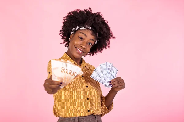 Retrato Una Joven Alegre Sosteniendo Dinero Mujer Afroamericana Sonriendo Sosteniendo — Foto de Stock