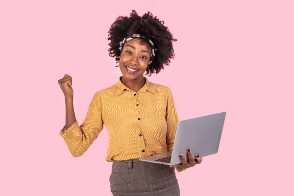 Ευτυχισμένος Ενθουσιασμένος Αφροαμερικανός Γυναίκα Κρατώντας Φορητό Υπολογιστή Και Σηκώνοντας Χέρι — Φωτογραφία Αρχείου