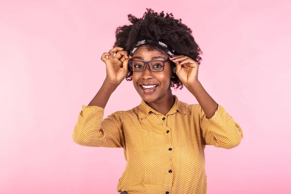 Αφροαμερικανή Επιχειρηματίας Που Κρατάει Γυαλιά Και Χαμογελάει Πορτρέτο Της Νεαρής — Φωτογραφία Αρχείου