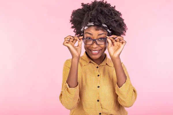 Αφροαμερικανή Επιχειρηματίας Που Κρατάει Γυαλιά Και Χαμογελάει Πορτρέτο Της Νεαρής — Φωτογραφία Αρχείου