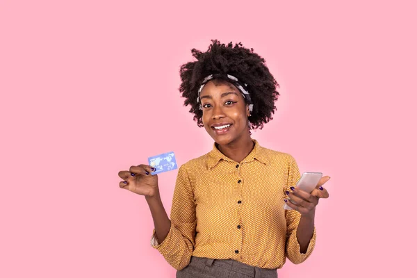Πορτρέτο Αφρικανικής Γυναίκας Πιστωτική Κάρτα Και Κινητό Τηλέφωνο Νεαρή Γυναίκα — Φωτογραφία Αρχείου