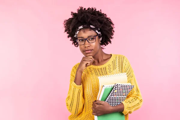 Όμορφη Νεαρή Αφροαμερικανή Που Κρατάει Σημειωματάρια Φοράει Γυαλιά Έχοντας Σκεπτόμενο — Φωτογραφία Αρχείου