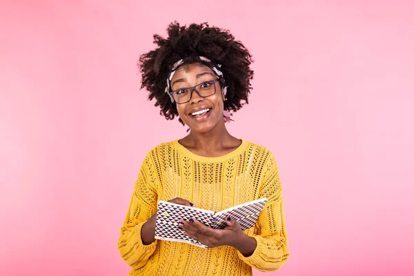 Ελκυστική Αφροαμερικανή Που Κρατάει Σημειωματάριο Νεαρή Γυναίκα Γυαλιά Που Κρατάει — Φωτογραφία Αρχείου