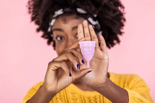 Close Portret Afroamerykanki Trzymając Kubek Menstruacyjny Izolowane Nad Fioletowym Tle — Zdjęcie stockowe