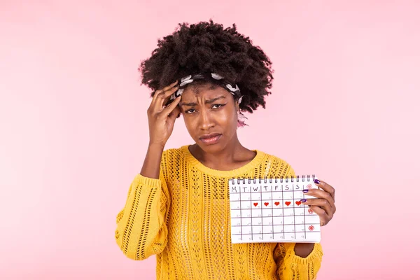 Giovane Donna Afroamericana Che Tiene Calendario Mestruale Sfondo Isolato Con — Foto Stock