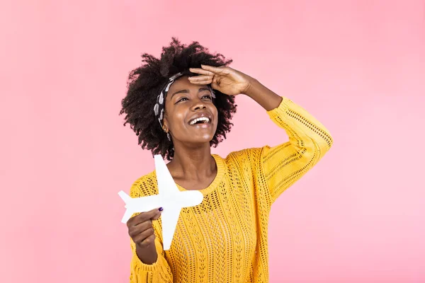 Foto Afro Americano Positivo Carino Bella Ragazza Vinto Biglietti Andare — Foto Stock