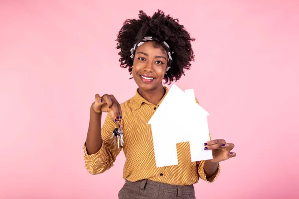 ローン 不動産 家族の概念 驚きと驚きの黒の女性は完璧な家 ピンクの背景を検索し 紙の家と家の鍵を保持 — ストック写真