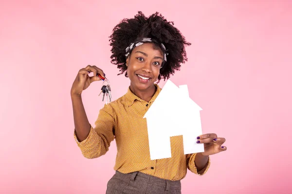 ローン 不動産 家族の概念 驚きと驚きの黒の女性は完璧な家 白い背景を検索し 紙の家と家の鍵を保持 — ストック写真