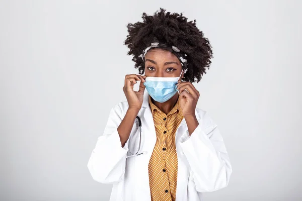 Retrato Jovem Bela Mulher Negra Ems Médico Trabalhador Vestindo Máscara — Fotografia de Stock