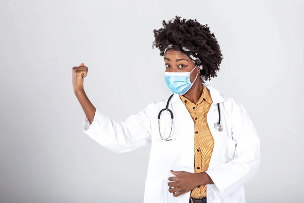 Afrikansk Amerikansk Kvinnlig Läkare Bär Vit Medicinsk Rock Stetoskop Ansikte — Stockfoto