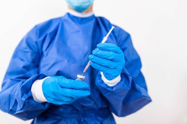 Doktor, hemşire, bilim adamı, mavi eldivenli araştırmacı elinde grip, kızamık, koronavirüs, kovid-19 aşısı aşısı aşı aşısı, ilaç ve ilaç konseptine hazırlanıyor..