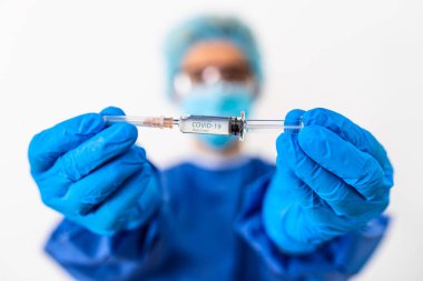 Kadın doktor COVID-19 aşısını elinde tutuyor. Sağlık ve Tıbbi Konsept. Aşı tüpü doz aşısı iğne şırıngası, tıbbi konsept aşı enjeksiyon tedavisi