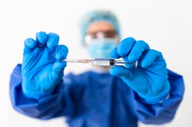 Kadın doktor COVID-19 aşısını elinde tutuyor. Sağlık ve Tıbbi Konsept. Aşı tüpü doz aşısı iğne şırıngası, tıbbi konsept aşı enjeksiyon tedavisi