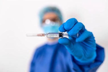 Aşı ve şırınga. Corona virüsü enfeksiyonuna karşı önleme, aşılama ve tedavi için kullanılır (yeni Coronavirus hastalığı 2019, COVID-19, nCoV 2019). Tıp bulaşıcı kavramı.
