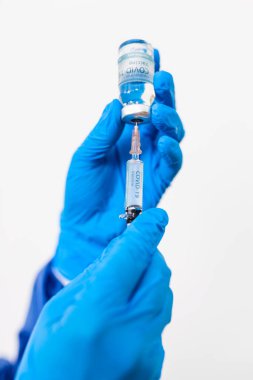 Doktor ya da hemşire hastanede kovid 19 ya da korona virüsü olan hastaya aşı yapılan bir elbise giyiyor. Corona virüsü, Covid-19, virüs salgını veya tıbbi maske konsepti