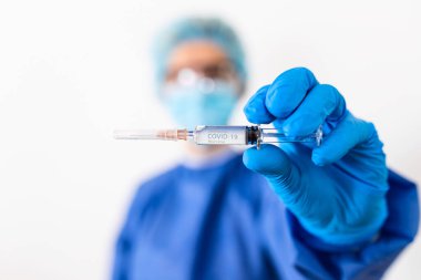Bulaşıcı doktor COVID 19 aşısını yeni korona virüsü enfeksiyonu için önleme, aşılama ve tedavi için göstermektedir (COVID-19, Coronavirus hastalığı 2019 veya Wuhan 'dan nCoV 2019). Tıbbi teknoloji.