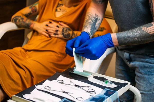 Close Man Opening Steril Equipment Piercing Piercings Getting Ready Procedure — Stock Photo, Image