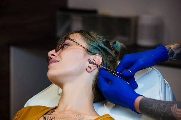 Young Woman Getting Her Ear Pierced Man Showing Process Piercing — Stock Photo, Image