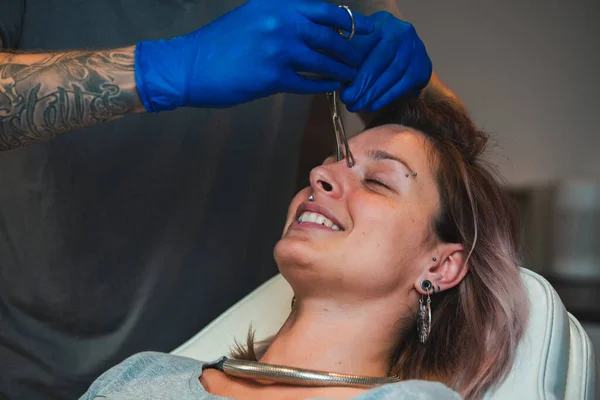 Young Woman Getting Pierced Her Eyes Man Showing Process Piercing — Stock Photo, Image
