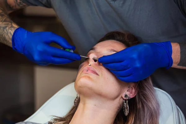 Portrait Woman Getting Her Nose Pierced Man Showing Process Piercing — Stock Photo, Image