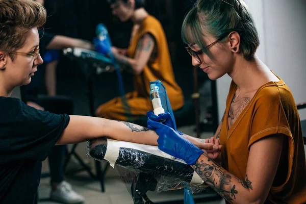 Close Tattoo Artist Demonstrates Process Getting Black Tattoo Paint Master — Stock Photo, Image