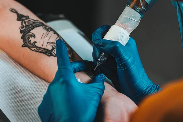 Close Tattoo Artist Demonstrates Process Getting Black Tattoo Paint Master — Stock Photo, Image