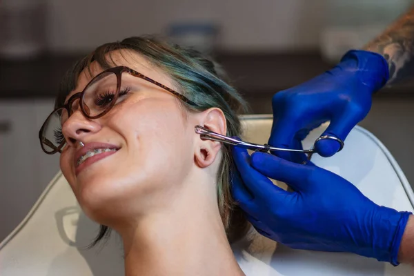 Portrait Woman Getting Her Ear Pierced Man Showing Process Piercing — Stock Photo, Image