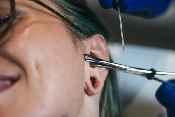 Portrait Woman Getting Her Ear Pierced Man Showing Process Piercing — Stock Photo, Image