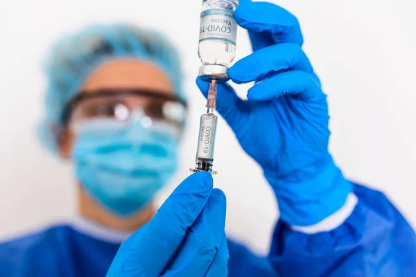 子供や高齢者のための液体ワクチンで注射器を保持実験室でのウイルスCovid 19コロナウイルス 医師や科学者との概念戦い — ストック写真