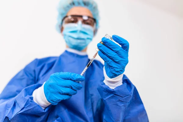 Γιατρός Νοσηλευτής Επιστήμονας Ερευνητής Χέρι Μπλε Γάντια Που Κατέχουν Γρίπη — Φωτογραφία Αρχείου