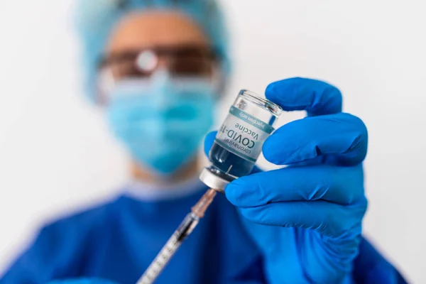 Médico Detém Covid Vacina Contra Coronavírus Suas Mãos Vacina Seringa — Fotografia de Stock