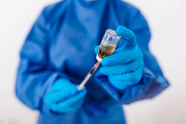 Médico Enfermeiro Cientista Pesquisador Entregam Luvas Azuis Segurando Gripe Sarampo — Fotografia de Stock