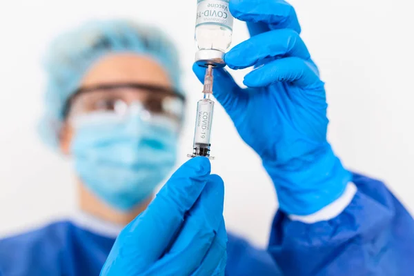 Ppeスイートの女性医師または科学者の閉鎖手研究室での均一な着用フェイスマスク保護薬液ワクチン瓶と注射器 コロナウイルスまたはCovid 19コンセプトホワイト隔離 — ストック写真