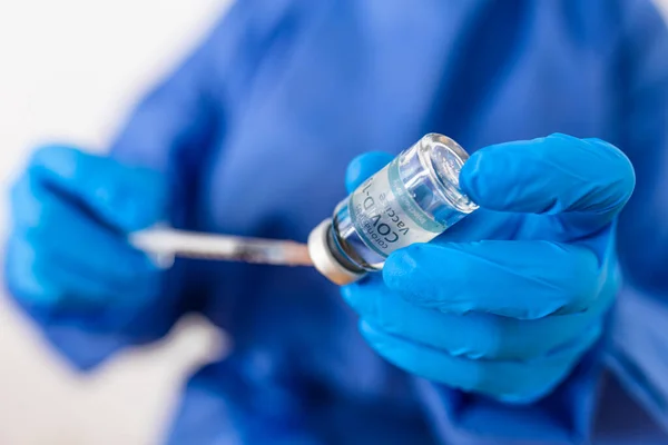 コロナウイルスCovid 19ワクチン Covid 19感染を防ぐために使用するコロナウイルスワクチンと注射器を保持している医師 ヘルスケアの概念 — ストック写真