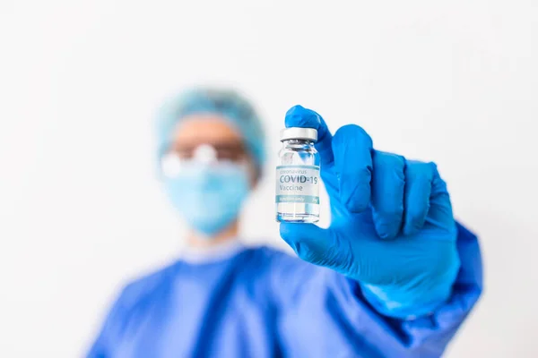 コロナウイルスワクチンの開発と作成Covid ドクターブルーワクチン瓶の手にコロナウイルスワクチンの概念 ワクチン コロナウイルスとの戦いの概念 — ストック写真