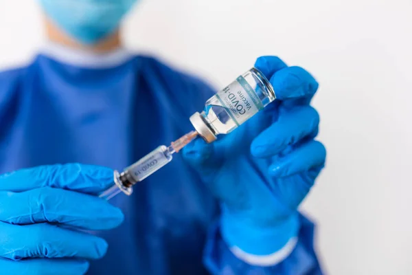子供や高齢者のための液体ワクチンで注射器を保持実験室でのウイルスCovid 19コロナウイルス 医師や科学者との概念戦い — ストック写真