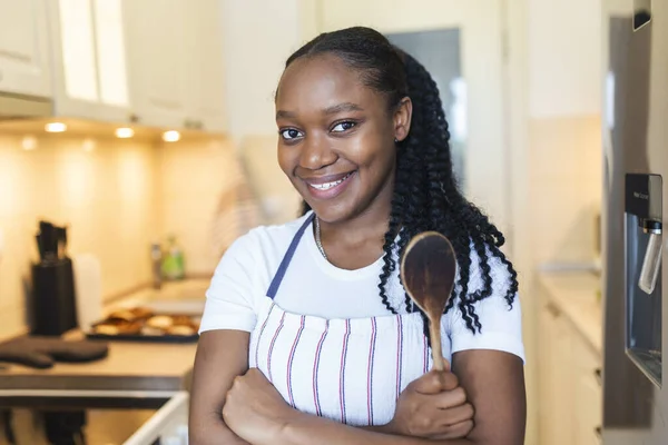 Mujer Africana Joven Está Hablando Selfie Cocina — Foto de Stock