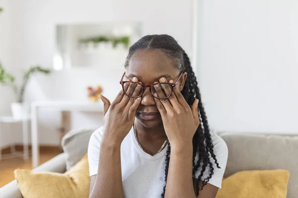 眼鏡をかけたアフリカの少女は目をこすり 疲れ目や眼疾患の概念に苦しんでいる — ストック写真