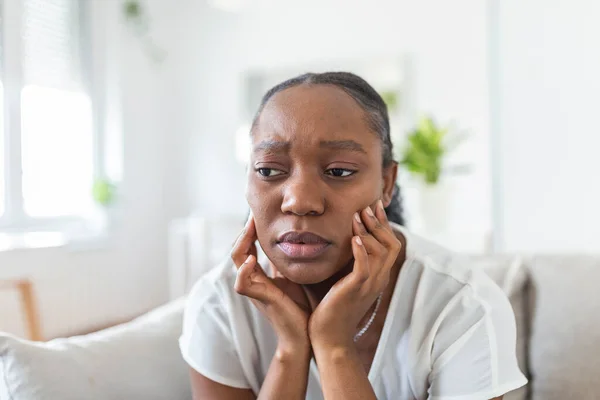 自宅で歯痛を患っている不幸なアフリカ系アメリカ人女性の肖像画 歯の健康と問題の概念 ストックフォト — ストック写真