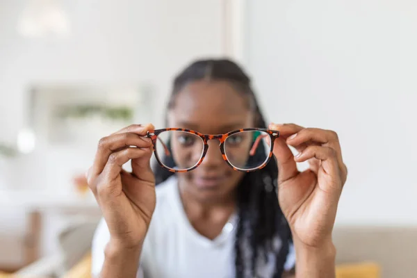 Νεαρή Αφρικανή Κρατά Γυαλιά Φακούς Diopter Και Κοιτάζει Μέσα Από — Φωτογραφία Αρχείου