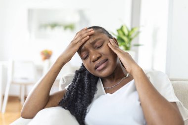 Evinde diş ağrısı çeken mutsuz bir Afro-Amerikan kadının portresi. Sağlık, diş sağlığı ve sorun konsepti. Stok fotoğrafı