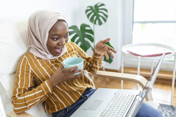 Szczęśliwa Ładna Muzułmanka Używająca Laptopa Siedząca Wygodnej Sofie Piękna Młoda — Zdjęcie stockowe