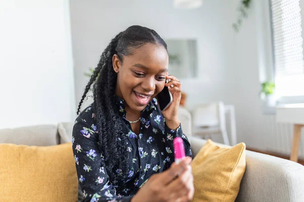 Finally Pregnant Young Women Looking Pregnancy Test Smiling While Calling — Φωτογραφία Αρχείου