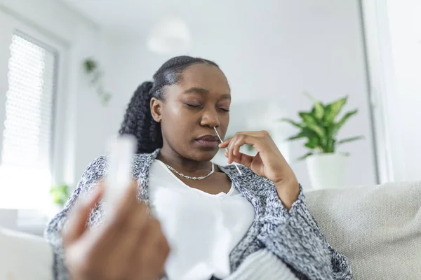 검사를 아프리카 코로나 바이러스 Coronavirus 검사용 면도기와 튜브를 집에서 스스로 — 스톡 사진