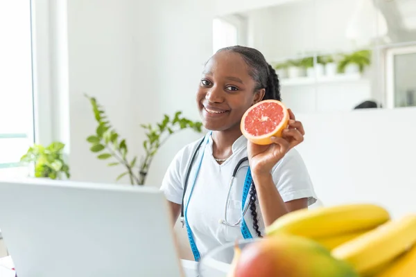 Retrato Una Joven Nutricionista Sonriente Sala Consulta Escritorio Nutricionista Con — Foto de Stock