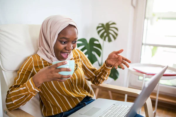 Μουσουλμάνα Που Δουλεύει Στον Υπολογιστή Αραβα Νεαρή Επιχειρηματίας Κάθεται Στο — Φωτογραφία Αρχείου