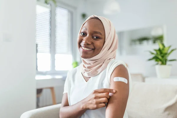 Portret Muzułmańskiej Afrykanki Uśmiechniętej Szczepieniu Kobieta Trzymająca Rękaw Koszuli Pokazująca — Zdjęcie stockowe