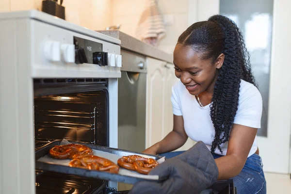 Joven Mujer Afroamericana Cocina Hornear Pretzel Fresco Vida Doméstica — Foto de Stock
