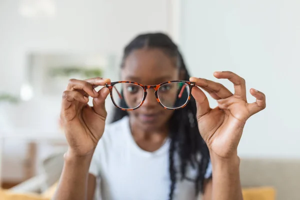 Νεαρή Αφρικανή Κρατά Γυαλιά Φακούς Diopter Και Κοιτάζει Μέσα Από — Φωτογραφία Αρχείου