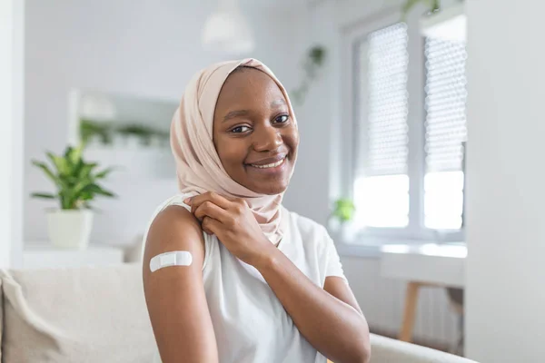 Portret Muzułmańskiej Afrykanki Uśmiechniętej Szczepieniu Kobieta Trzymająca Rękaw Koszuli Pokazująca — Zdjęcie stockowe